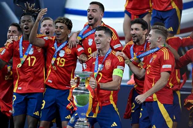 14 07 2024, Football UEFA EURO 2024, Final at Berlin Olympic Stadium, Spain England, f l Nico Williams Spain , Lamine Yamal Spain , Alvaro Morata Spain cheer with the trophy