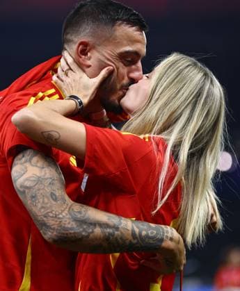 Joselu of Spain celebrates winning the 2024 UEFA European Football Championship with his wife Melanie Canizares Spain v England, UEFA European Championship, EM, Europameisterschaft 2024, Final, Football, Olympiastadion, Berlin, Germany, 14 Jul 2024 EDITORIAL USE ONLY No use with unauthorised audio, video, data, fixture lists, club league logos or live services. Online in-match use limited to 120 images, no video emulation. No use in betting, games or single club league player publications.  Copyright: xMichaelxZemanek Shutterstockx 14583343fj