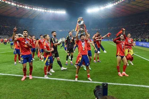 Football, men, season 2023 24, UEFA Euro EM 2024, final in Berlin, Spain England, Spain players cheer after winning the UEFA European Championship , 14 07 2024, Copyright: xSebastianxRäppold MatthiasxKochx
