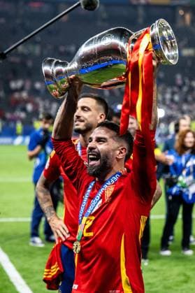 240714 Daniel Carvajal of Spain celebrates with the trophy after the UEFA Euro 2024 Football Championship final between Spain and England on July 14, 2024 in Berlin Photo Mathias Bergeld BILDBYRAN kod MB MB0946 fotboll football soccer fotballs em europamästerskap em uefa euro uefa european football championship euro 2024 final spanien spain england bbeng jubel  Copyright: MATHIASxBERGELD BB240714MB176