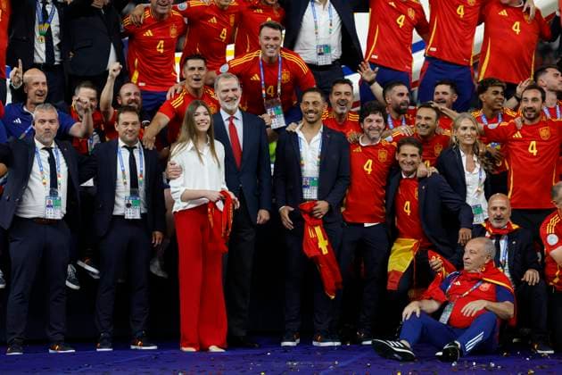 Spain s King Felipe VI (4L) and Infanta Sofia (3L) celebrate with team players and technical staff after the team s victory following the UEFA EURO, EM, Europameisterschaft,Fussball 2024 final game between Spain and England held at Berlin s Olympic stadium, Germany, 14 July 2024. UEFA Euro 2024 final !ACHTUNG: NUR REDAKTIONELLE NUTZUNG!  Copyright: xJ.J.xGuillénx GRAF7536 20240714-55014152164_1