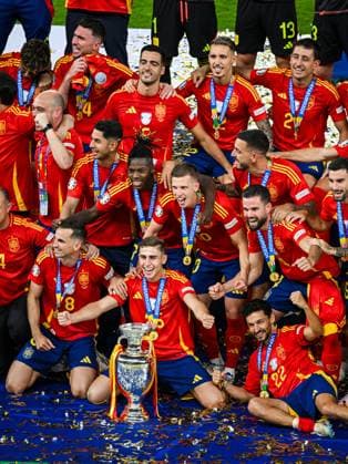 BERLIN - Spain players celebrate the championship during the UEFA EURO, EM, Europameisterschaft,Fussball 2024 Final match between Spain and England at the Olympiastadion on July 14, 2024 in Berlin, Germany. ANP Hollandse Hoogte UEFA EURO 2024 FINAL 2024 xVIxANPxSportx xGerritxvanxKeulenxIVx 503487359 originalFilename: 503487359.jpg