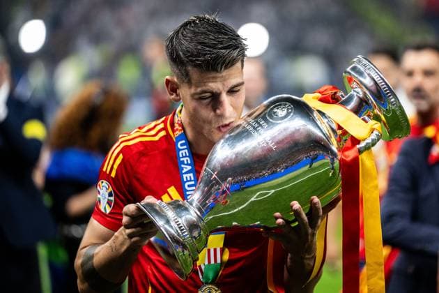 240714 Alvaro Morata of Spain celebrates with the trophy after the UEFA Euro 2024 Football Championship final between Spain and England on July 14, 2024 in Berlin Photo Mathias Bergeld BILDBYRAN kod MB MB0946 fotboll football soccer fotballs em europamästerskap em uefa euro uefa european football championship euro 2024 final spanien spain england bbeng jubel  Copyright: MATHIASxBERGELD BB240714MB179