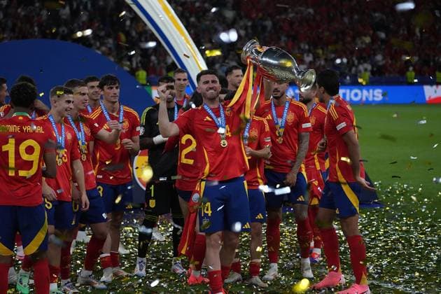14 07 2024, Olympiastadion, Berlin, GER, EM UEFA 2024, Final, Spain vs England, in the picture Ãlvaro Morata Spain with the European Champion trophy, the Spanish team celebrates the title Defodi 506 20240714 hbr 9850 Defodi-506