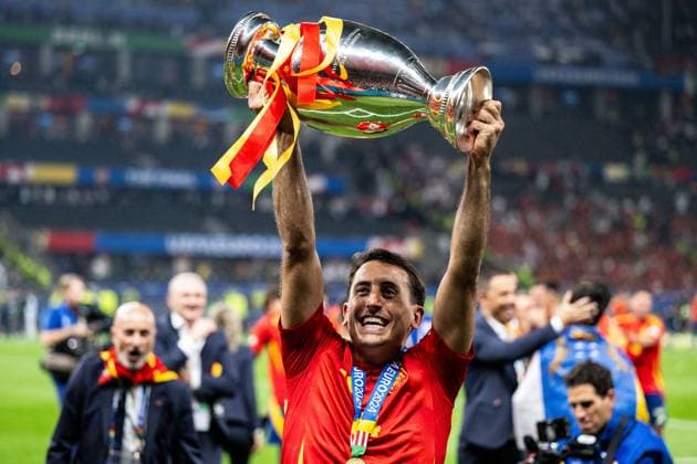 240714 Martin Zubimendi of Spain celebrates with the trophy after the UEFA Euro 2024 Football Championship final between Spain and England on July 14, 2024 in Berlin Photo Mathias Bergeld BILDBYRAN kod MB MB0946 fotboll football soccer fotballs em europamästerskap em uefa euro uefa european football championship euro 2024 final spanien spain england bbeng jubel  Copyright: MATHIASxBERGELD BB240714MB180