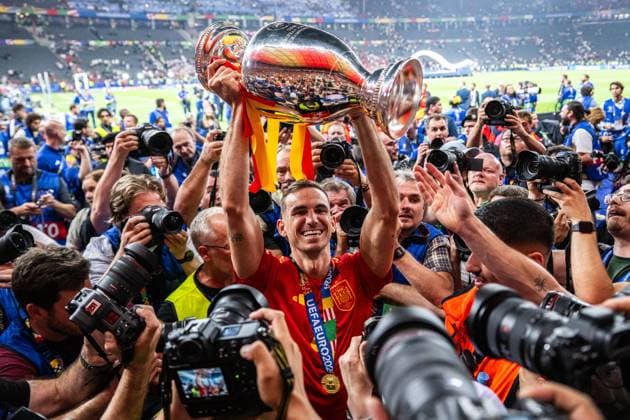240714 Fabian Ruiz Pena of Spain celebrates with the trophy after the UEFA Euro 2024 Football Championship final between Spain and England on July 14, 2024 in Berlin Photo Mathias Bergeld BILDBYRAN kod MB MB0946 fotboll football soccer fotballs em europamästerskap em uefa euro uefa european football championship euro 2024 final spanien spain england bbeng jubel  Copyright: MATHIASxBERGELD BB240714MB182