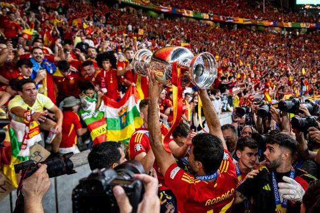 240714 Rodrigo Hernandez of Spain celebrates with fans and the trophy after the UEFA Euro 2024 Football Championship final between Spain and England on July 14, 2024 in Berlin Photo Mathias Bergeld BILDBYRAN code MB MB0946 fotboll football soccer fotballs em europamästerskap em uefa euro uefa european football championship euro 2024 final spanien spain england bbeng jubel publik  Copyright: MATHIASxBERGELD BB240714MB183