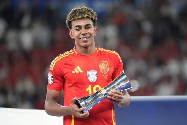 Lamine Yamal Spain Spain, 19 is awarded best young player by UEFA President Aleksandar Ceferin Berlin 14 07 2024 Spain vs England, M51, EURO2024 Final, Olympiastadion Berlin