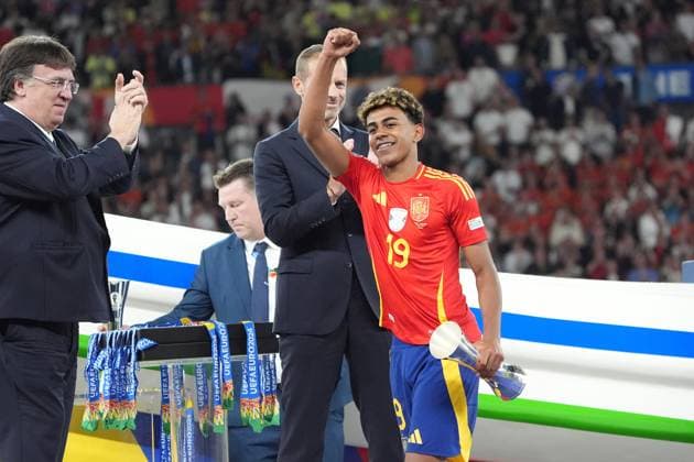 Lamine Yamal Spain Spain, 19 is awarded best young player by UEFA President Aleksandar Ceferin Berlin 14 07 2024 Spain vs England, M51, EURO2024 Final, Olympiastadion Berlin