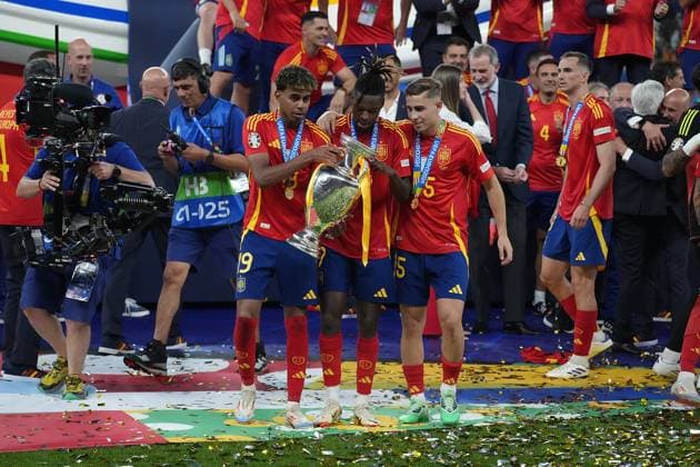 14 07 2024, Olympiastadion, Berlin, GER, EM UEFA 2024, Final, Spain vs England, in the picture Lamine Yamal Spain , Nico Williams Spain and Fermin Lopez Spain with the European Champion Cup Defodi 506 20240714 hbr 9989 Defodi-506