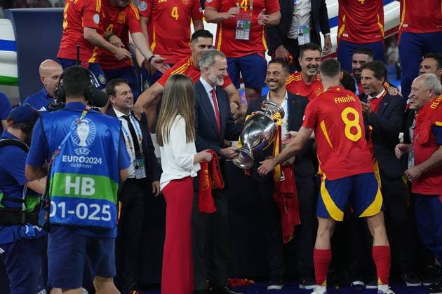 GER, EM UEFA 2024, Final, Spain vs England 14 07 2024, Olympiastadion, Berlin, GER, EM UEFA 2024, Final, Spain vs England, in the picture The Spanish King Felipe VI with the European Champion Cup, the Spanish team celebrates the title nordphotoxGmbHx xBratic nph00250