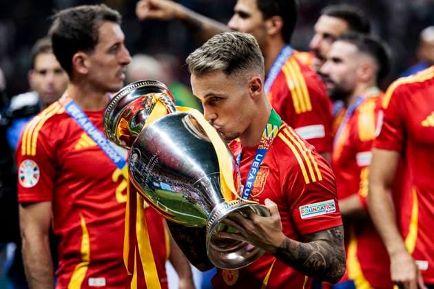 UEFA EURO 2024 Final Spain England 14 07 2024 Alejandro Grimaldo Spain, 12 kisses the trophy UEFA EURO 2024 Final Spain England Olympiastadion, Berlin on 14 07 2024 Copyright: xBEAUTIFULxSPORTS Wunderlx