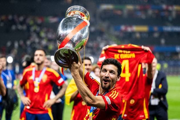 240714 Jesus Navas of Spain celebrates with the trophy after the UEFA Euro 2024 Football Championship final between Spain and England on July 14, 2024 in Berlin Photo Mathias Bergeld BILDBYRAN kod MB MB0946 fotboll football soccer fotballs em europamästerskap em uefa euro uefa european football championship euro 2024 final spanien spain england bbeng jubel  Copyright: MATHIASxBERGELD BB240714MB186