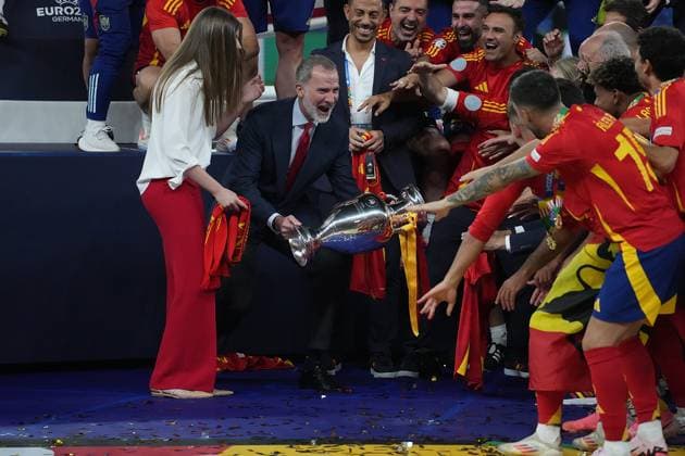 GER, EM UEFA 2024, Final, Spain vs England 14 07 2024, Olympiastadion, Berlin, GER, EM UEFA 2024, Final, Spain vs England, in the picture The Spanish King Felipe VI with the European Champion Cup, the Spanish team celebrates the title nordphotoxGmbHx xBratic nph00250