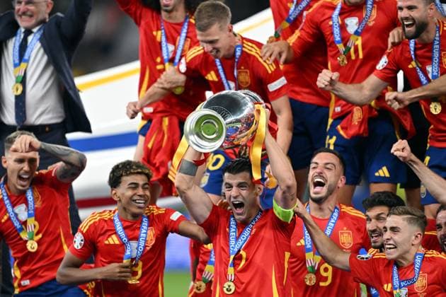 140724 KAI SCHWOERER Captain Alvaro Morata of Spain lifts the UEFA EURO, EM, Europameisterschaft,Fussball 2024 Henri Delaunay Trophy after the win in the UEFA Euro 2024 final match between Spain and England at Olympiastadion on July 14, 2024 in Berlin, Germany. 140724-CPL-ESPvENG-038