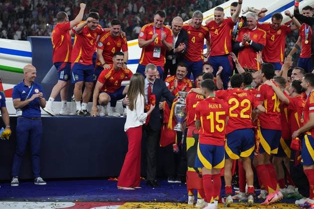 GER, EM UEFA 2024, Final, Spain vs England 14 07 2024, Olympiastadion, Berlin, GER, EM UEFA 2024, Final, Spain vs England, in the picture The Spanish King Felipe VI with the European Champion Cup, the Spanish team celebrates the title nordphotoxGmbHx xBratic nph00250
