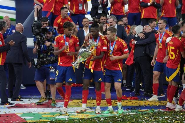 GER, EM UEFA 2024, Final, Spain vs England 14 07 2024, Olympiastadion, Berlin, GER, EM UEFA 2024, Final, Spain vs England, in the picture Lamine Yamal Spain , Nico Williams Spain and Fermin Lopez Spain with the European Champion Cup nordphotoxGmbHx xBratic nph00250