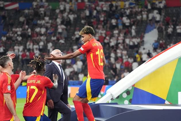Lamine Yamal Spain Spain, 19 wants to be the first on the podium for the trophy and is whistled back by the team Berlin 14 07 2024 Spain vs England, M51, EURO2024 Final, Olympiastadion Berlin