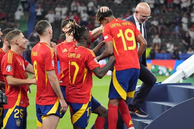 Lamine Yamal Spain Spain, 19 wants to be the first on the podium for the trophy and is whistled back by the team Berlin 14 07 2024 Spain vs England, M51, EURO2024 Final, Olympiastadion Berlin