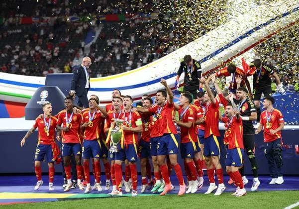 14 07 2024, xtgx, Football EM 2024 Final, Spain England emspor, v l The Spanish team cheers celebrate at the end of the match Coach Head Coach Luis De LA Fuente Spain Lamine Yamal Nasraoui Ebana Spain Alvaro Borja Morata Martin Spain with the EM POKAL UEFA REGULATIONS PROHIBIT ANY USE OF PHOTOGRAPHS as IMAGE SEQUENCES and or QUASI VIDEO Berlin