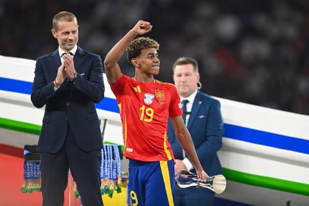 Football, Men, Season 2023 24, UEFA Euro EM 2024, Final in Berlin, Spain England, Lamine Yamal Spain with the trophy for the best young star of the UEFA European Championship 2024 , 14 07 2024, Copyright: xSebastianxRäppold MatthiasxKochx