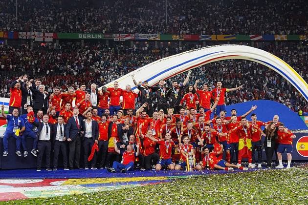 14 07 2024, Olympiastadion, Berlin, GER, EM UEFA 2024, Final, Spain vs England, in the picture The Spanish team celebrates the European Championship title with the Spanish King Felipe VI Defodi 506 20240714 hbr 10222 Defodi-506