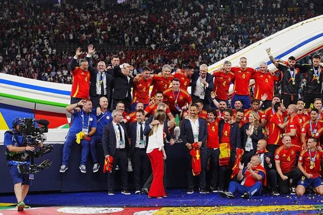 GER, EM UEFA 2024, Final, Spain vs England 14 07 2024, Olympiastadion, Berlin, GER, EM UEFA 2024, Final, Spain vs England, in the picture The Spanish team celebrates the European Championship title with the Spanish King Felipe VI nordphotoxGmbHx xBratic nph00250