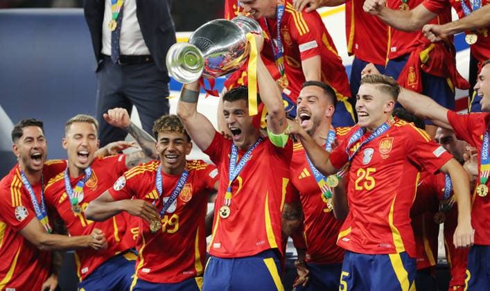 Lamine Yamal, Alvaro Morata with trophy Spain celebrates European Championship jubilation after European Championship victory Sport Football Soccer European Championship Euro 2024 European Championship Final Men Season 2023 2024 14 07 2024 Spain ESP vs England ENG in Berlin Olympiastadion DFL regulations prohibit any use of photographs as image sequences and or quasi video