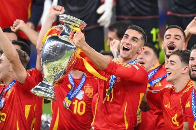Football, men, season 2023 24, UEFA Euro EM 2024, final in Berlin, Spain England, Ferran Torres Spain with the UEFA European Championship trophy , 14 07 2024, Copyright: xSebastianxRäppold MatthiasxKochx