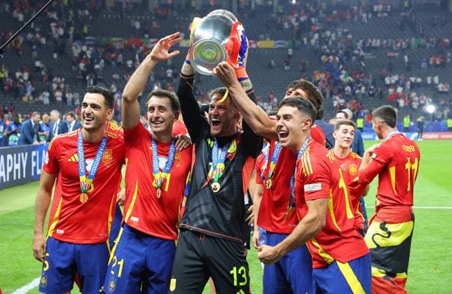 Spain England UEFA EURO 2024 Final Berlin, 14 07 2024, Olympiastadion, UEFA EURO 2024 Germany, Final, Spain ESP England ENG 2 1 1 0 , In the picture Spain is European Champion of UEFA Euro 2024 cheering Spain signing ceremony, team photo with trophy ,