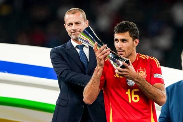 2024-07-14 Spain v England - UEFA EURO, EM, Europameisterschaft,Fussball 2024 Final BERLIN, GERMANY - JULY 14: Rodri of Spain winner of player of the tournament award during the UEFA EURO 2024 Final match between Spain and England at Olympiastadion on July 14, 2024 in Berlin, Germany. Berlin Olympiastadion Germany Content not available for redistribution in The Netherlands directly or indirectly through any third parties. Copyright: xAndrexWeeningx