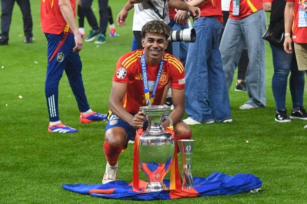 Football, Men, Season 2023 24, UEFA Euro EM 2024, Final in Berlin, Spain England, Lamine Yamal Spain with the UEFA European Championship trophy and as young star of the European Championship , 14 07 2024, Copyright: xSebastianxRäppold MatthiasxKochx