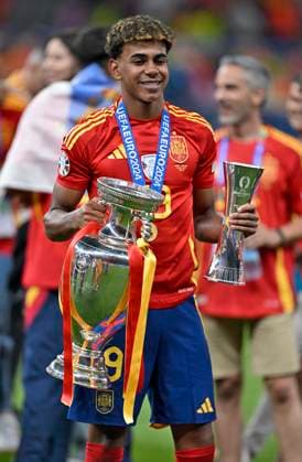 14 07 2024, Football UEFA EURO 2024, Final in Berlin Olympic Stadium, Spain England, Lamine Yamal Spain with European Championship trophy