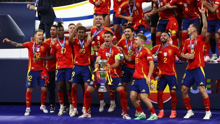Spain v England, Berlin, UK - 14 Jul 2024 Alvaro Morata of Spain lifts the Euros Trophy after the UEFA EURO, EM, Europameisterschaft,Fussball 2024 Final match between Spain and England at Olympistadion, Berlin on 14 July 2024 ( Berlin Olympistadion Berlin Germany Copyright: xMicahxCrook PPAUKx PPA-123588