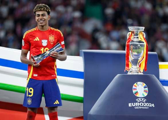 Spain v England: Final - UEFA EURO, EM, Europameisterschaft,Fussball 2024 Lamine Yamal of Spain with young player of tournament trophy after winning the UEFA EURO 2024 final match between Spain and England at Olympiastadion on July 14, 2024 in Berlin, Germany. Berlin Olympiastadion Germany Germany Copyright: xRichardxSellers Sportsphoto APLx 14045773