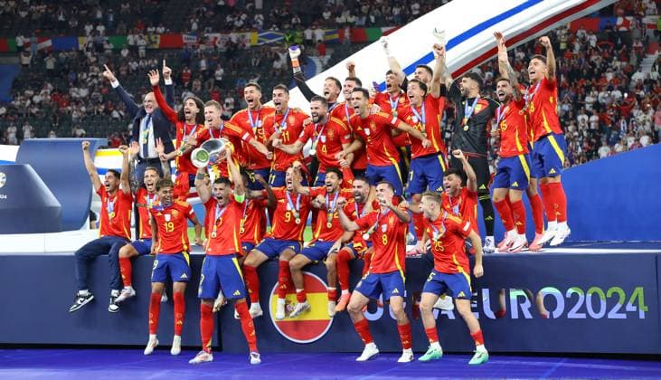 Spain England UEFA EURO 2024 Final Berlin, 14 07 2024, Olympiastadion, UEFA EURO 2024 Germany, Final, Spain ESP England ENG 2 1 1 0 , In the picture Spain is European Champion of UEFA Euro 2024 cheering Spain signing ceremony, team photo with trophy ,