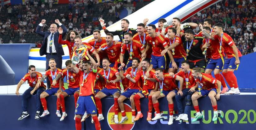 Spain England UEFA EURO 2024 Final Berlin, 14 07 2024, Olympiastadion, UEFA EURO 2024 Germany, Final, Spain ESP England ENG 2 1 1 0 , In the picture Spain is European Champion of UEFA Euro 2024 cheering Spain signing ceremony, team photo with trophy ,