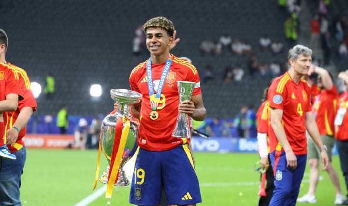 Spain England UEFA EURO 2024 Final Berlin, 14 07 2024, Olympiastadion, UEFA EURO 2024 Germany, Final, Spain ESP England ENG 2 1 1 0 , In the picture Spain is European Champion of UEFA Euro 2024 cheering Spain Lamine Yamal 19, ESP with the winners cup ,