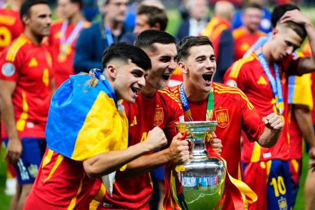 Spain v England: Final - UEFA EURO, EM, Europameisterschaft,Fussball 2024 Pedri, Ferran Torres and Gavi of Spain and FC Barcelona, Barca celebrate with the UEFA Euro 2024 Henri Delaunay Trophy after their team s victory in the UEFA EURO 2024 final match between Spain and England at Olympiastadion on July 14, 2024 in Berlin, Germany. Berlin Germany  Copyright: xJosexBretonx originalFilename:bretonhernandez-spainven240715_nppS0.jpg