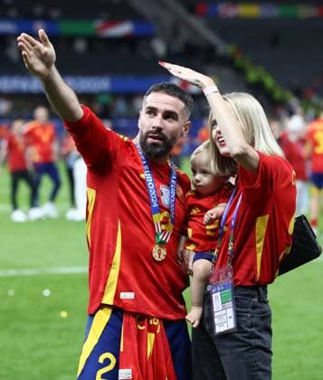 14 07 2024, xtgx, Football EM 2024 Final, Spain England emspor, v l Daniel Carvajal Ramos Spain with wife Daphne Canizares and child UEFA REGULATIONS PROHIBIT ANY USE OF PHOTOGRAPHS as IMAGE SEQUENCES and or QUASI VIDEO Berlin