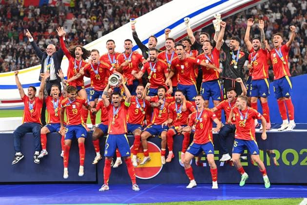 Team photo, team, team, team photo, Alvaro MORATA ESP with cup, cup, trophy, cheering, joy, enthusiasm, award ceremony, FINAL Spain ESP England ENG 2 1 on 14 07 2024, Olympiastadion Berlin Football UEFA EURO 2024 GERMANY from 14 06 2024 14 07 2024