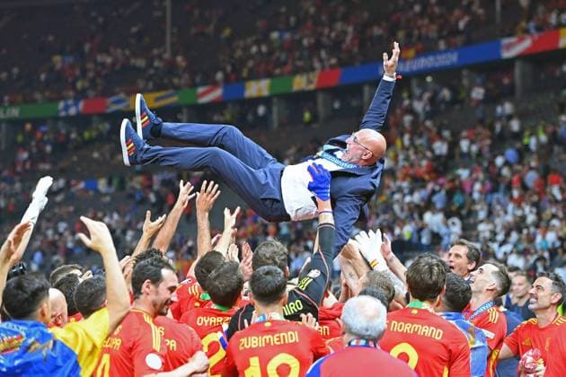 Final cheer players celebrate coach Luis DE LA FUENTE ESP, throw him up, cheers, joy, enthusiasm, FINAL Spain ESP England ENG 2 1 on 14 07 2024, Olympiastadion Berlin Football UEFA EURO 2024 GERMANY from 14 06 2024 14 07 2024