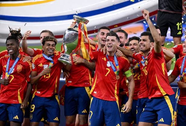 Football Euro 2024 Final 14 07 2024 Spain England CHEERS Winner Spain Team cheers at the award ceremony, Spain with European Championship trophy, from left, Nico Williams, Lamine Yamal, Alvaro Morata, Rodri