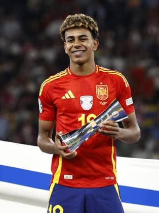 BERLIN - Lamine Yamal of Spain with cup for best player under 21 years during the UEFA EURO, EM, Europameisterschaft,Fussball 2024 Final match between Spain and England at Olympiastadion on July 14, 2024 in Berlin, Germany. ANP Hollandse Hoogte MAURICE VAN STEEN UEFA EURO 2024 FINAL 2024 xVIxANPxSportx xVanxSteenxFotografiexIVx 503490925 originalFilename: 503490925.jpg