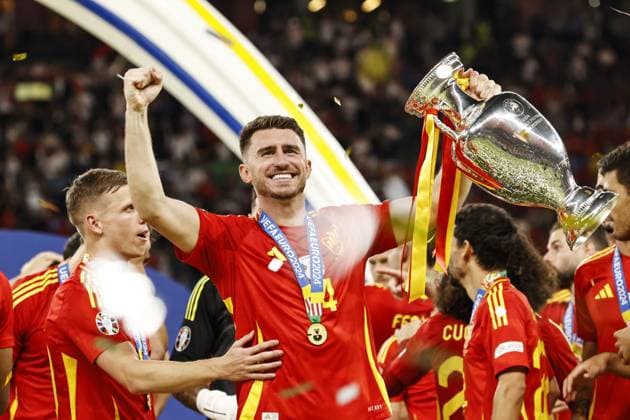 BERLIN - Aymeric Laporte of Spain with Henri Delaunay trophy, coupe Henri Delaunay during the UEFA EURO, EM, Europameisterschaft,Fussball 2024 Final match between Spain and England at the Olympiastadion on July 14, 2024 in Berlin, Germany. ANP Hollandse Hoogte MAURICE VAN STEEN UEFA EURO 2024 FINAL 2024 xVIxANPxSportx xVanxSteenxFotografiexIVx 503492866 originalFilename: 503492866.jpg