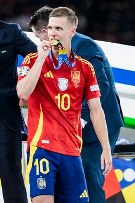 UEFA EURO 2024 Final Spain England 14 07 2024 Dani Olmo Spain, 10 kisses his medal UEFA EURO 2024 Final Spain England Olympiastadion, Berlin on 14 07 2024 Copyright: xBEAUTIFULxSPORTS Wunderlx