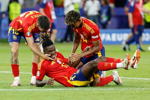 GER, Berlin, Football, Spain vs England, Final, Olympiastadion Berlin, UEFA EURO 2024, f l Alex Baena Spain , Nico Williams Spain , Lamine Yamal Spain , team cheer, celebrate, victory, joy, jubilation, jubilant, won, winner, European champion, winner, 4 times, record, final score 2 1, 14 07 2024, Copyright: HMBxMedia HeikoxBecker