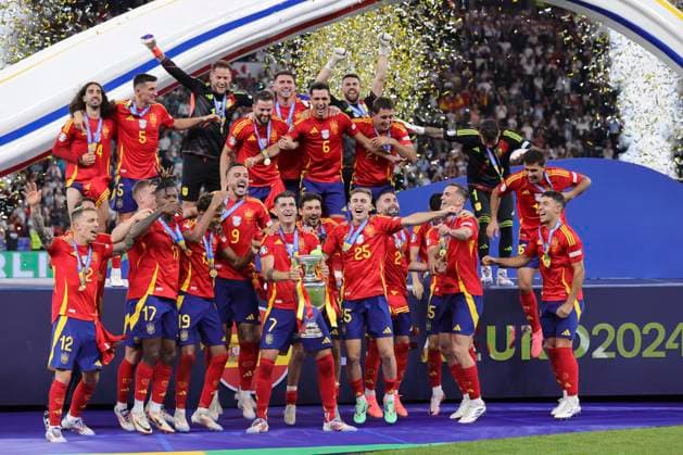Spain v England UEFA EURO, EM, Europameisterschaft,Fussball 2024 Final The Spanish players lift the trophy at the end of the UEFA Euro 2024 Final between Spain and England at Olympiastadion, Berlin UK Newspapers OUT Copyright: xPaulxChestertonx FIL-20347-0320