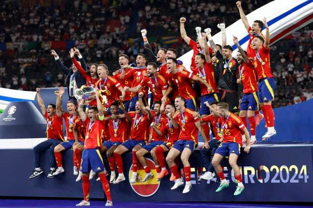 GER, Berlin, football, Spain vs England, final, Olympiastadion Berlin, UEFA EURO 2024, winner photo, award ceremony, celebrate, victory, joy, jubilation, jubilant, won, winner, European champion, winner, 4 times, record, final score 2 1, 14 07 2024, Copyright: HMBxMedia HeikoxBecker