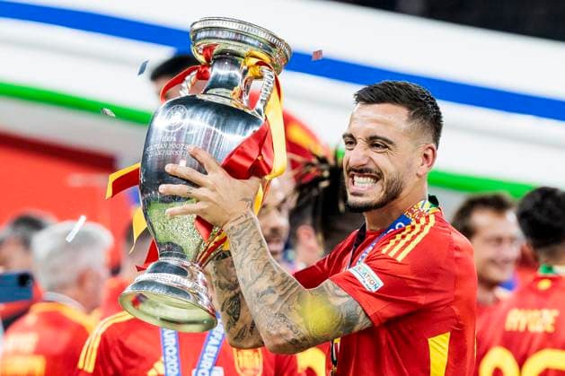 UEFA EURO 2024 Final Spain England 14 07 2024 Joselu Spain, 09 cheers with trophy UEFA EURO 2024 Final Spain England Olympiastadion, Berlin on 14 07 2024 Copyright: xBEAUTIFULxSPORTS Wunderlx